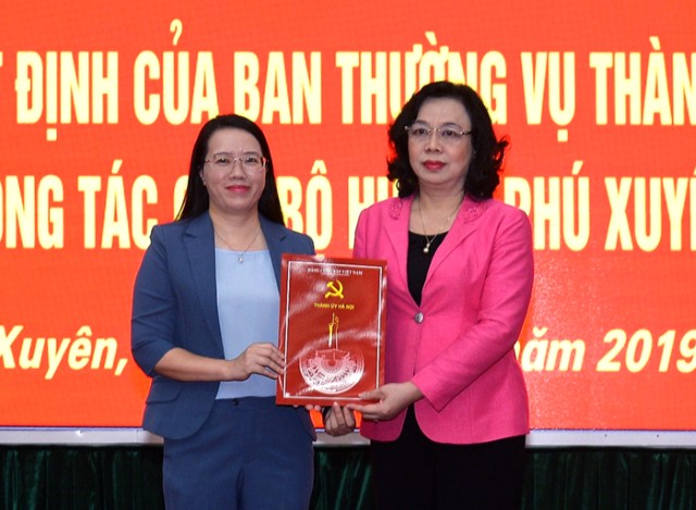 Trao quyết định nhân sự cho 02 đại biểu HĐND TP: Phạm Hải Hoa và Lê Tiến Nhật